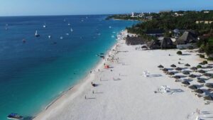 Vista aérea de la playa Kendwa de Zanzíbar con complejos turísticos y hoteles