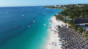 Vista aérea de la playa Kendwa de Zanzíbar con complejos turísticos y hoteles