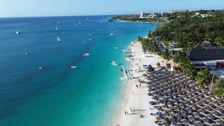 Vista aérea de la playa Kendwa de Zanzíbar con complejos turísticos y hoteles