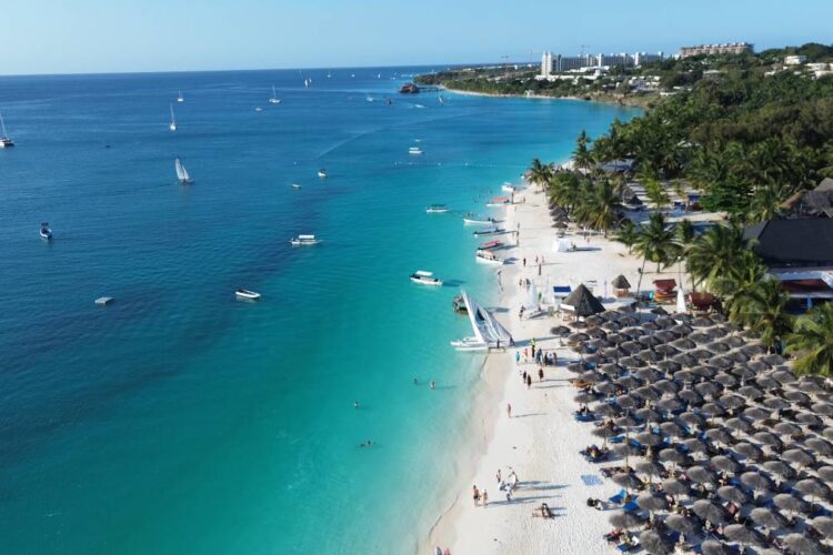 Vista aérea de la playa Kendwa de Zanzíbar con complejos turísticos y hoteles