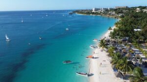 Vista aérea de la playa Kendwa de Zanzíbar con complejos turísticos y hoteles