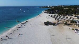 Vista aérea de la playa Kendwa de Zanzíbar con complejos turísticos y hoteles